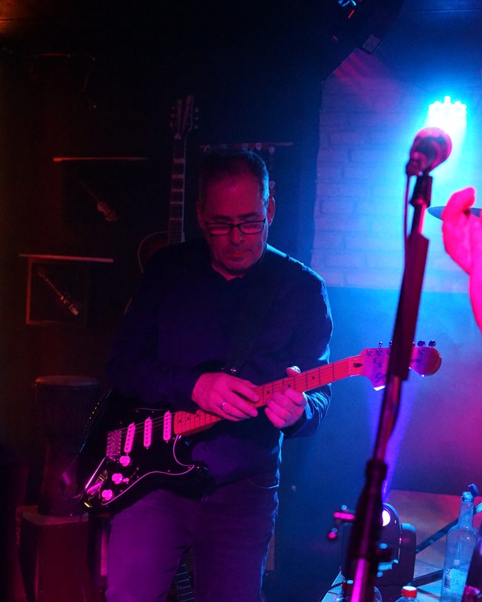 Henning Sauer live an der Gitarre