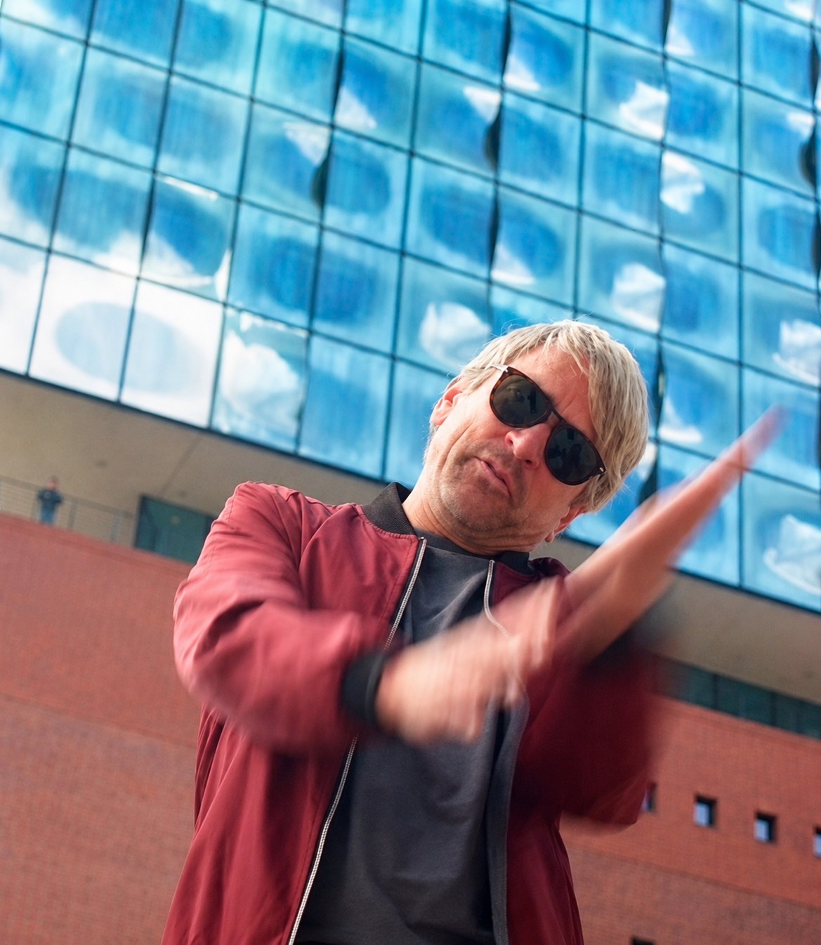 Martin Kremming vor der Elbphilharmonie